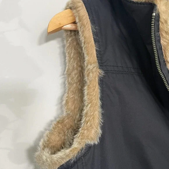 GAP | REVERSIBLE VEST SIZE M BLACK FUR TAN - Picture 5 of 8